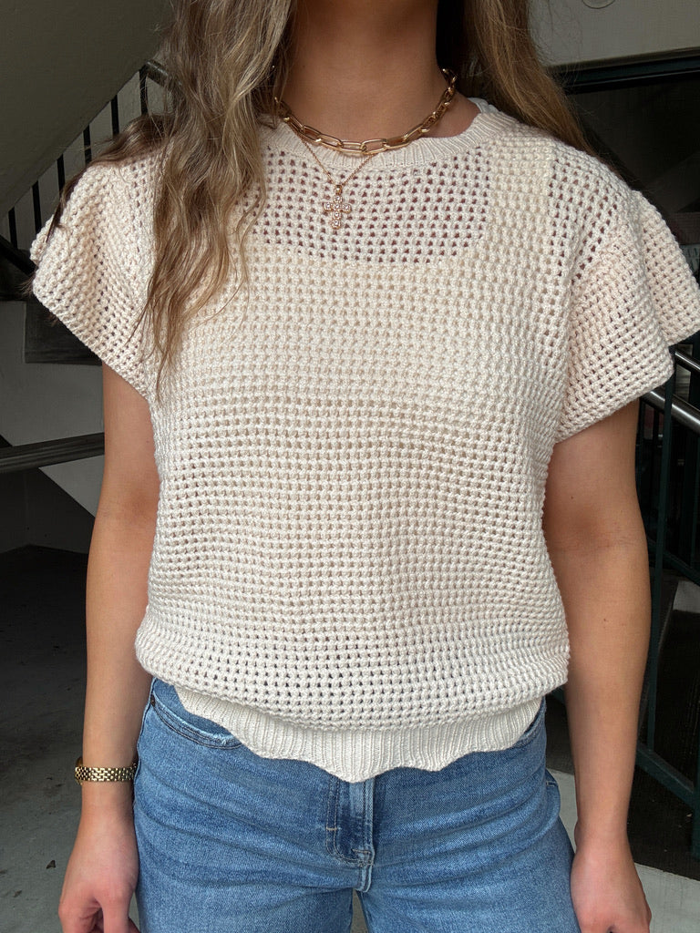 Scallop Detail Short Sleeve Knit Top